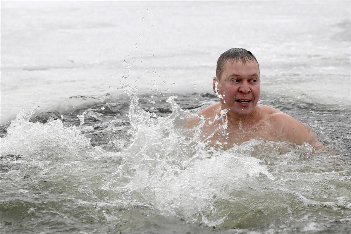 看着都哆嗦俄罗斯冬泳爱好者冰窟窿当温泉