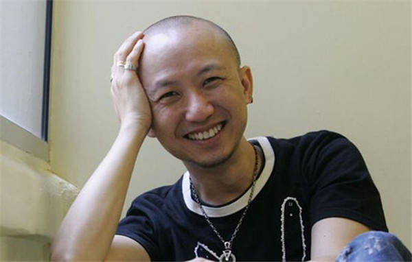 但是陈佳明在那时候已经是个著名的音乐制作人了,并且被称作"新加坡