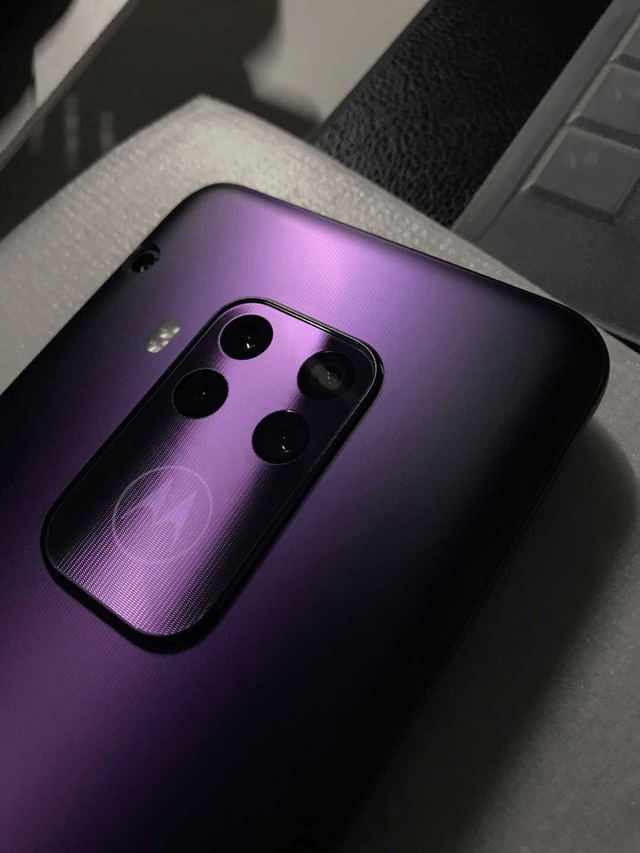 后来查了一下,moto one zoom这部手机没在国内销售,但在2019年9月出现