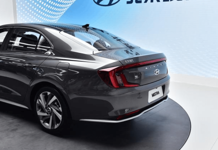 地方,贯穿式灯组在下方迂回环绕,造型有点类似于本田家族的回旋镖尾灯