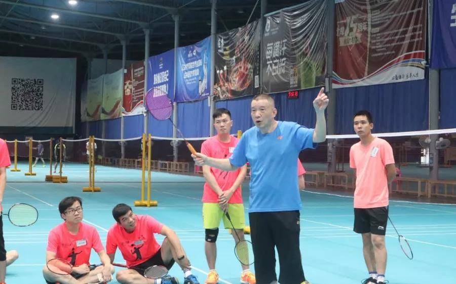 高军老师正在讲授【羽毛球专项技术】课程短短的两天实操课,除了在