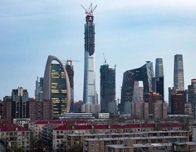 以北京第一高楼"中国尊"为例,自带的2台m900d塔吊相比常规塔吊安装