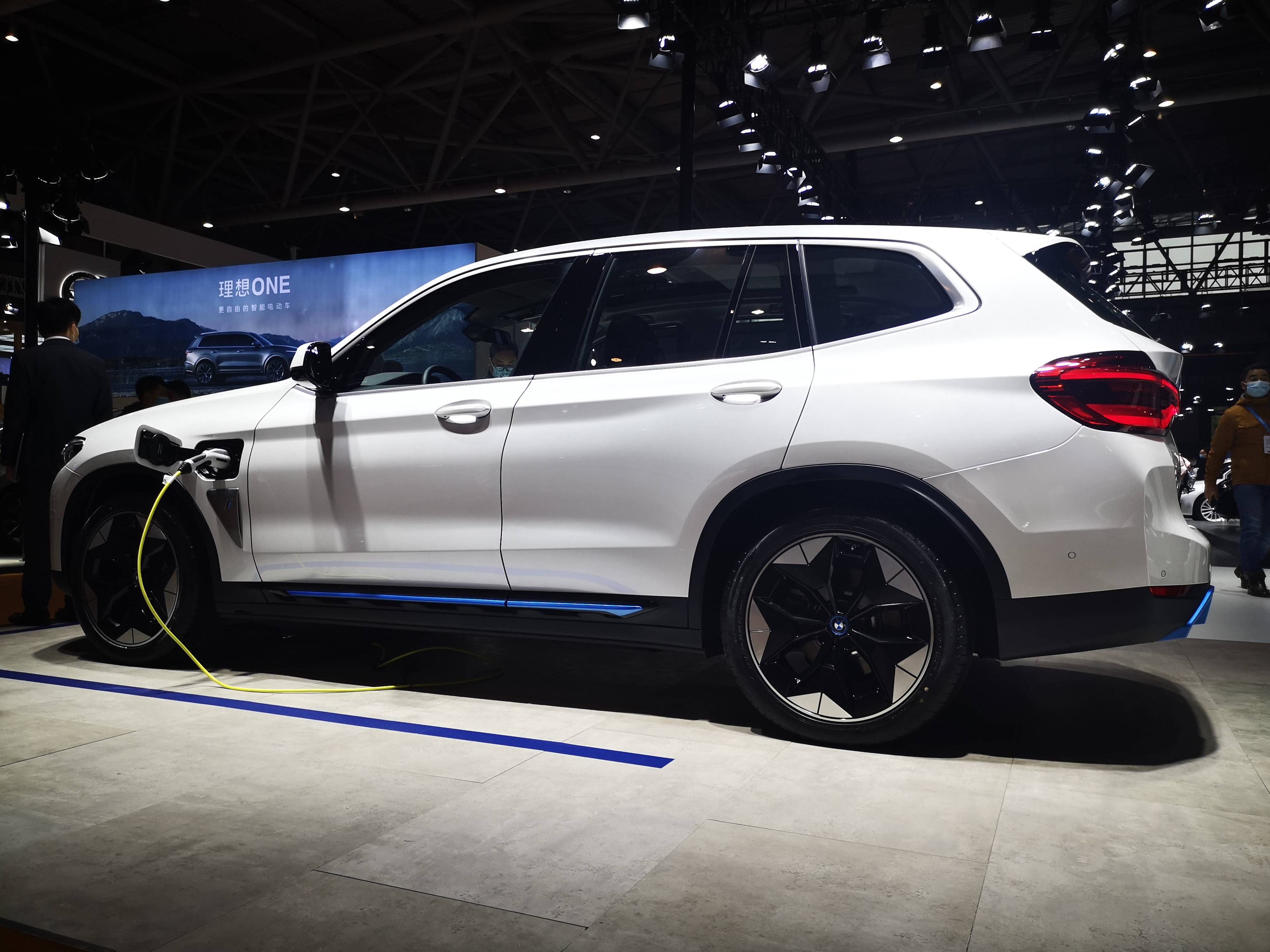 99万,外观识别度高,内饰中规中矩_搜狐汽车_搜狐网