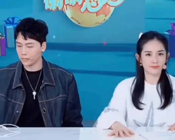 谢娜怀二胎了?直播时疑似出现孕吐反应,这下没逃了吧_刘维