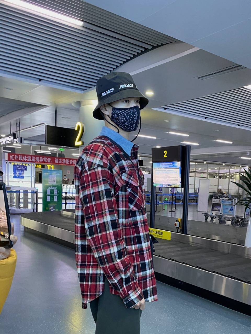 搭配黑色渔夫帽,斜挎单肩包十分,变身潮流时尚达人,靓仔出街的赶脚