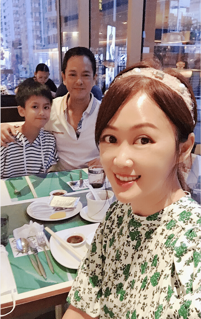 原创98版鹿鼎记阿珂近况童年女神梁小冰51岁身材发福赘肉明显