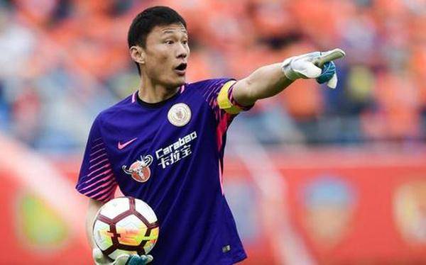 冲过半场飞踹对手!随球队从亚冠到中乙_张烈