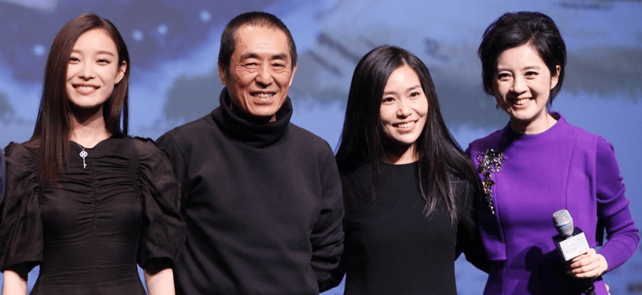 70岁张艺谋近照,隐藏了37年的大女儿,原来是我们熟悉的她啊_张末