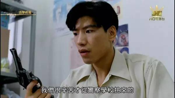 逃学威龙》的故事情节是香港特警飞虎队的王牌周星星,为了找一把警察