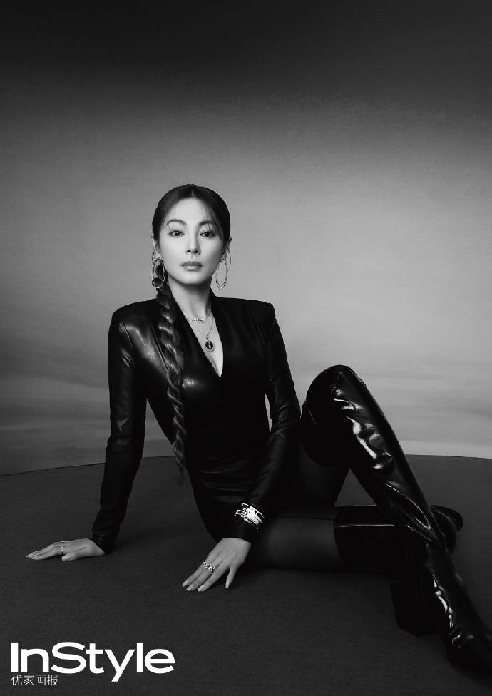 原来张雨绮也可以如此温柔,最新时尚大片惹眼,猫系装扮性感神秘