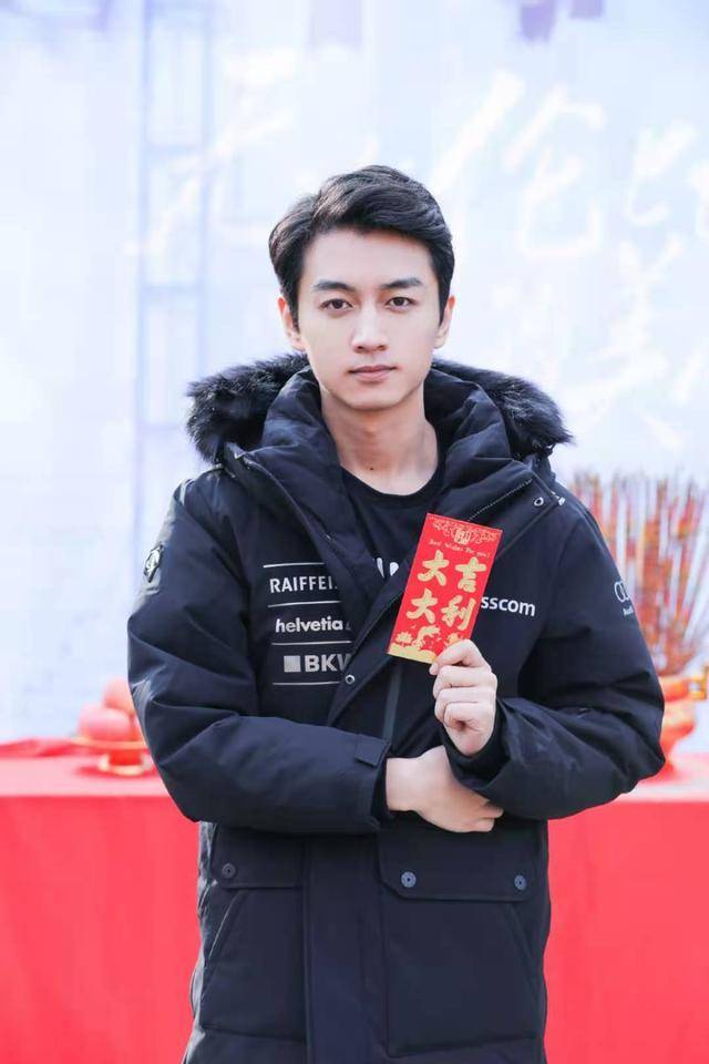 陈晓新剧开机!穿羽绒服脸圆一圈吃胖了?娜扎穿大衣扮成熟超级美