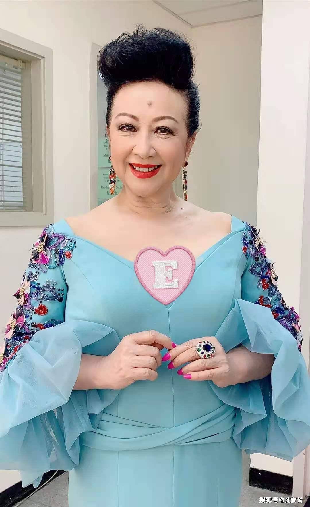 70岁老戏骨与鲜肉热舞穿低胸装秀性感身材颈纹明显暴露年龄