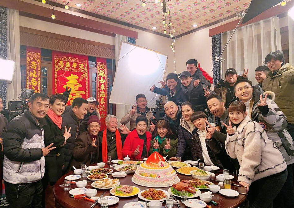 闫学晶晒刘老根4杀青照与赵本山同框合影