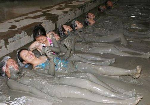 南美洲泥浴温泉脏到不行,却有很多游客慕名而来,女生很是喜欢