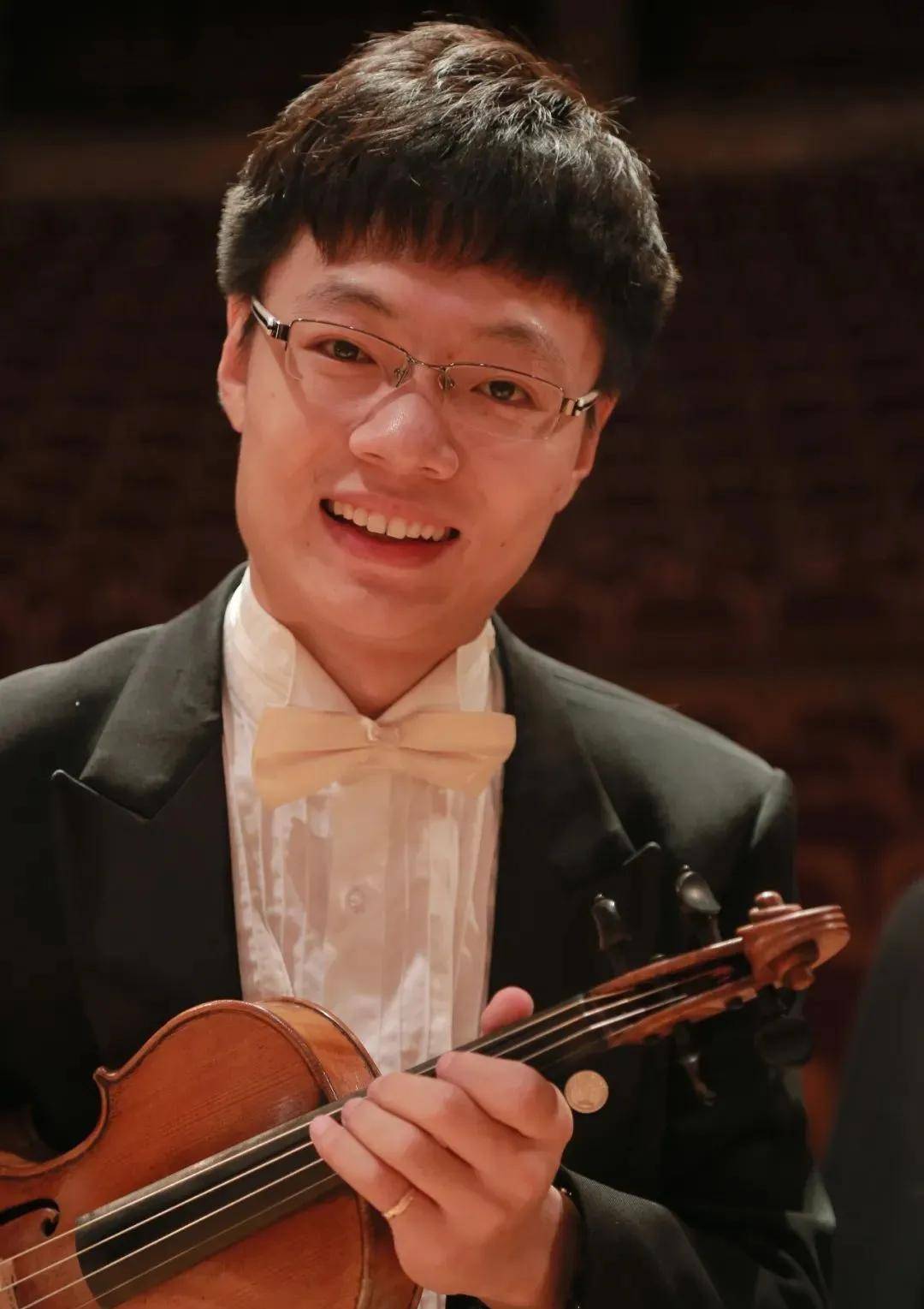 中国爱乐青少年交响乐团小提琴导师李维在弓弦中绽放激情人生