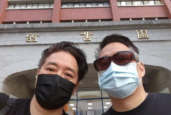 4月10日,男星李志希在个人社交账号上晒出一组与双胞胎弟弟李志奇一起