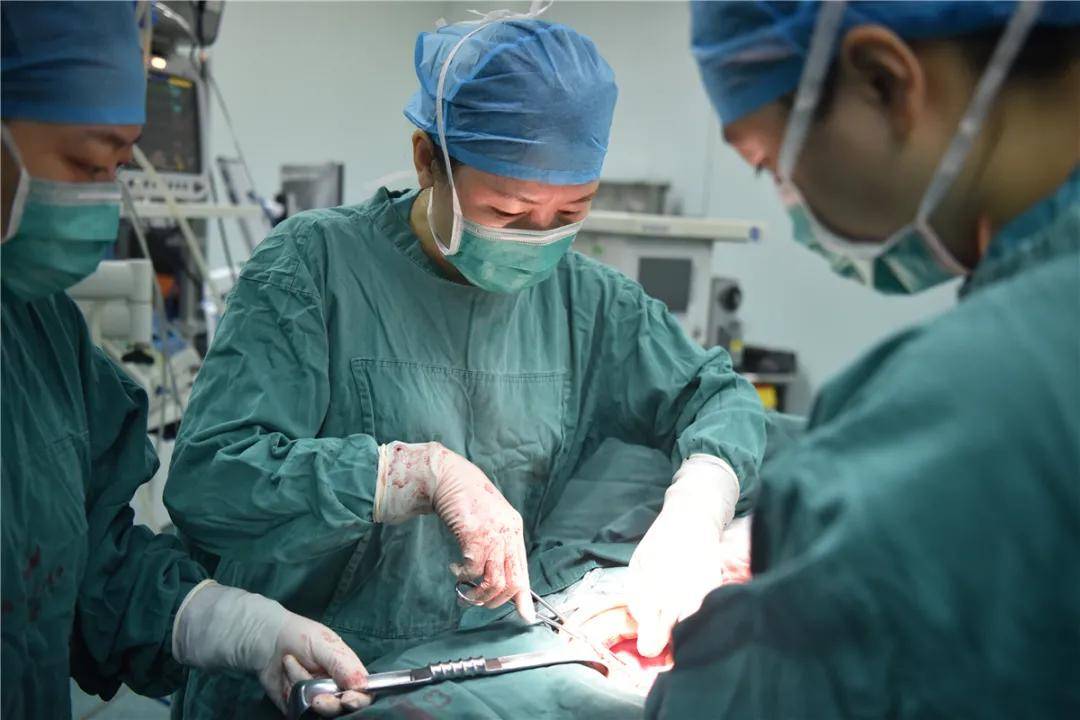 聂淑娟正在进行剖宫产手术