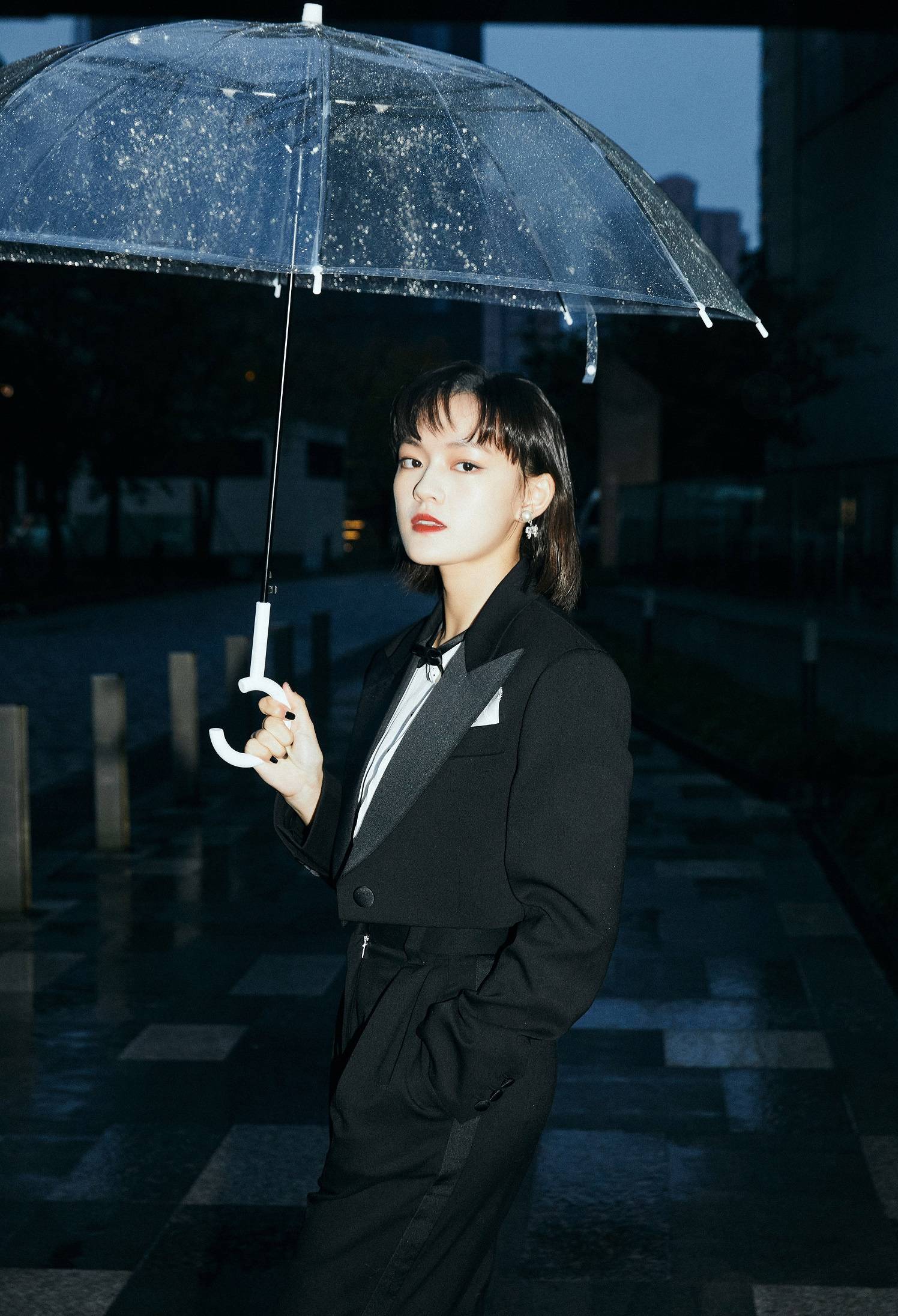 文淇黑色西装演绎摩登时尚!酷飒利落诠释不同风格