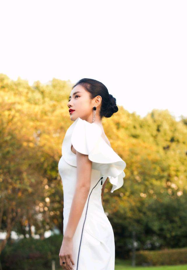 伊一很敢挑战身穿白色露背连衣裙气质清新淡雅一般人挑战不了