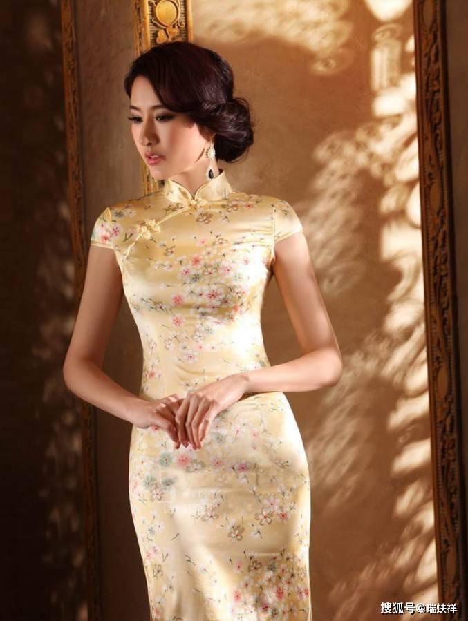 2.性感典雅型服装:适合配搭颜色柔和淡雅的旗袍.