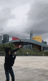 搞笑gif段子:放风筝?放飞机么?_美女