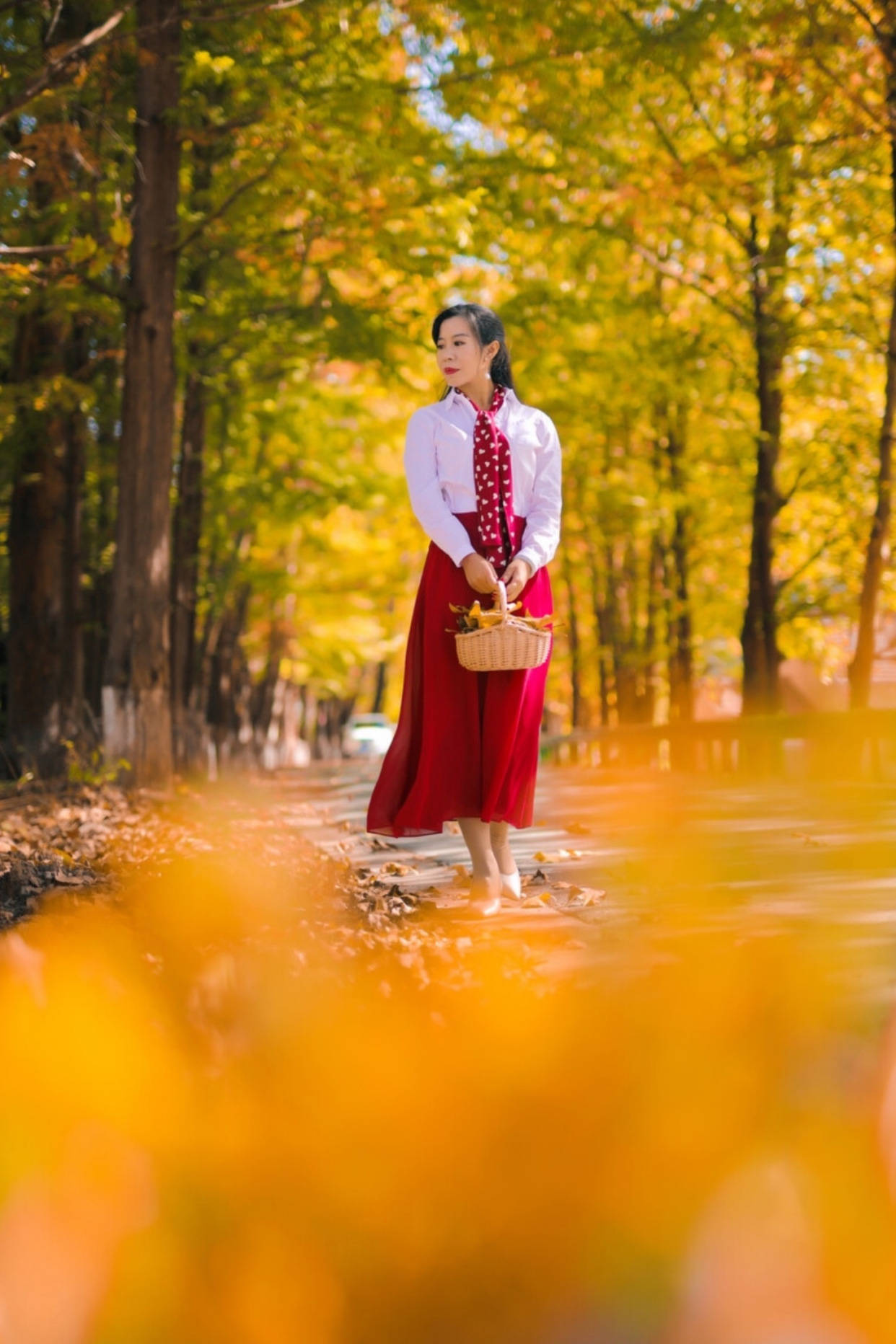 女性到了中老年不要刻意摆拍7个技巧学起来自然好看有韵味