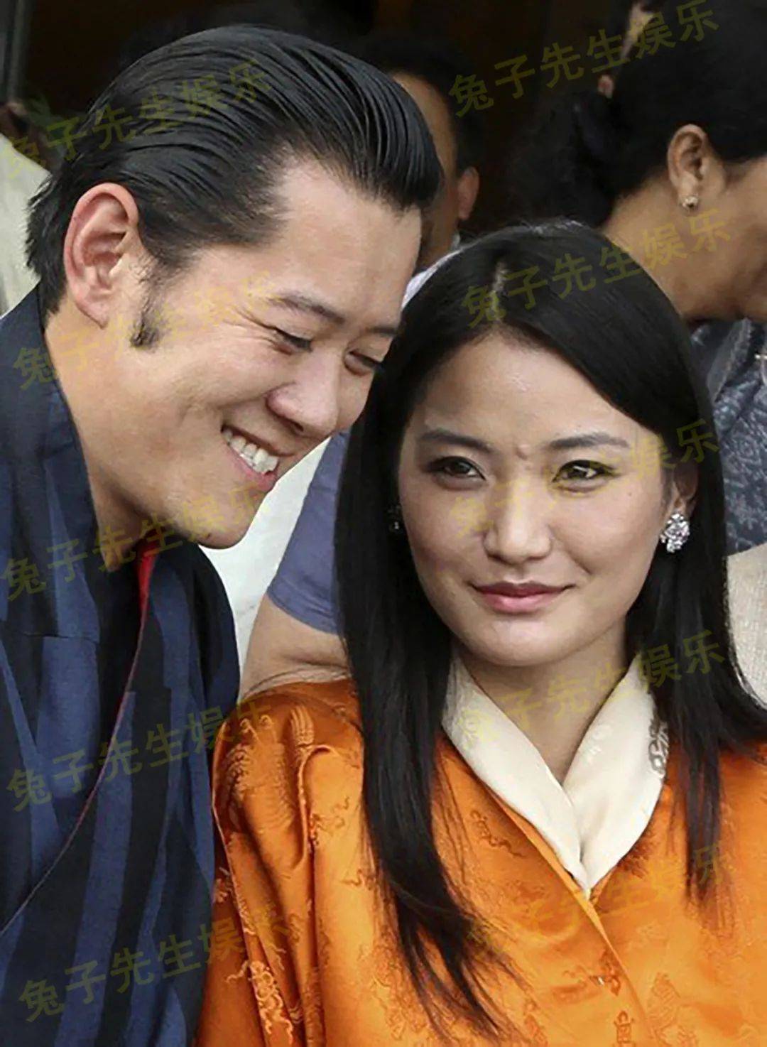 原创30岁不丹王后情绪低落与丈夫牵手苦着一张脸国王欲言又止真尬