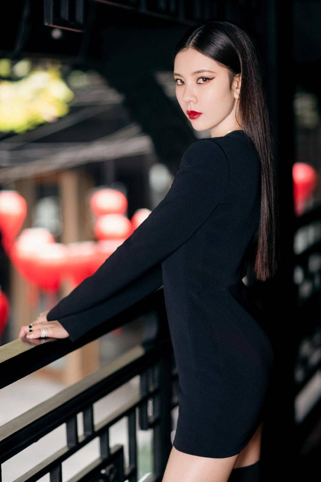 宋妍霏超酷活动照造型黑色连衣裙搭配同色系过膝长靴简约有型