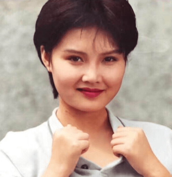 马晓晴她出生在上海,家庭背景还不错,父母都是极有文化的知识人,而在