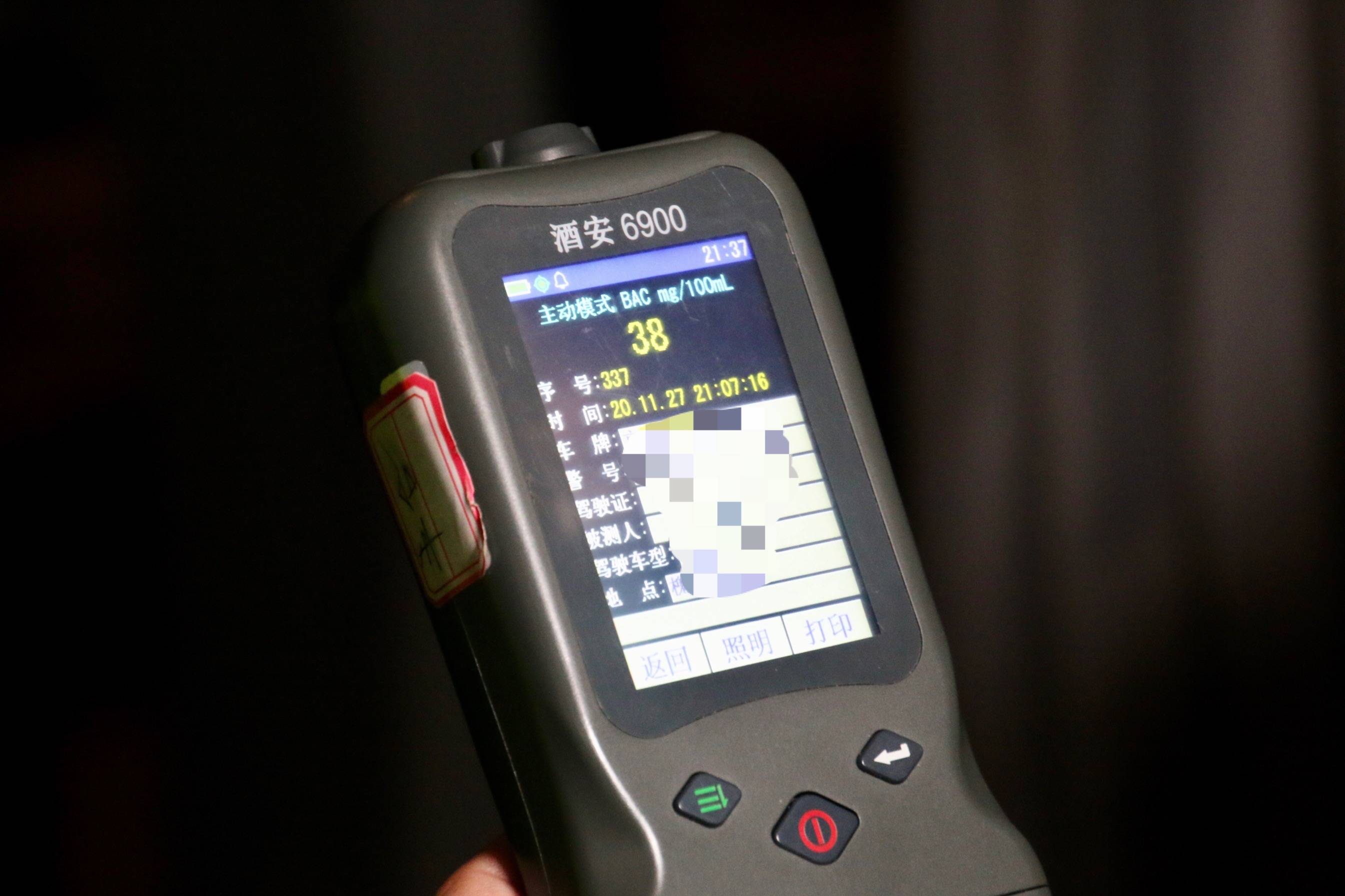 通过呼气式酒精检测仪检测,三名驾驶员均达到了酒驾标准