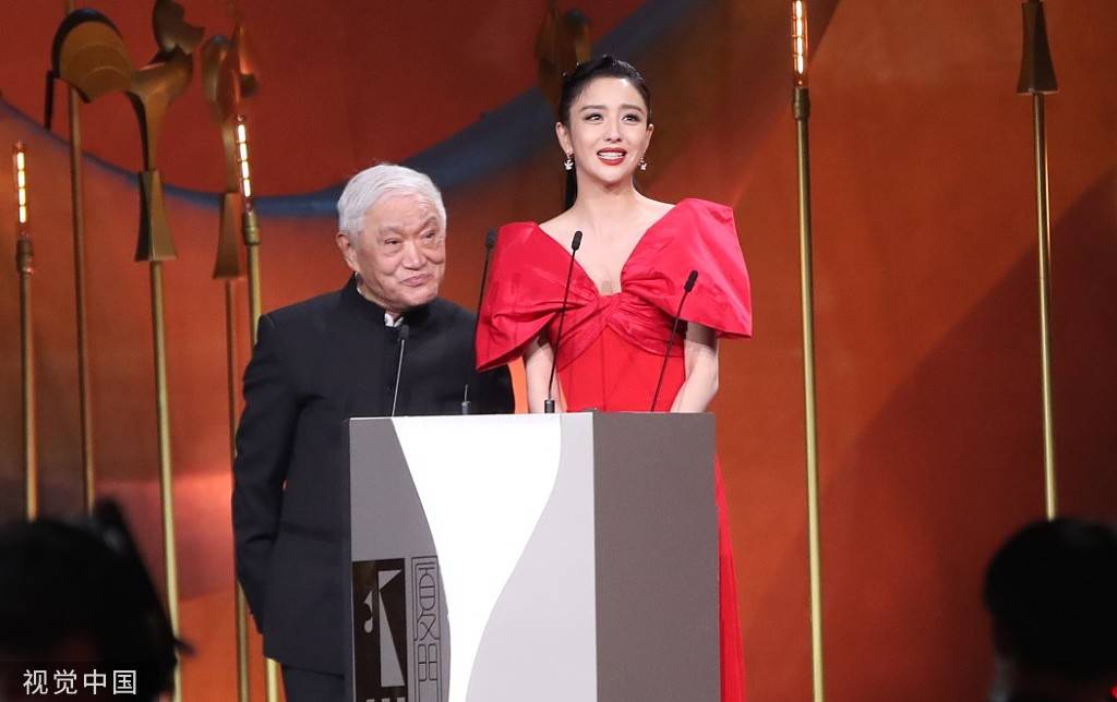 美佟丽娅一袭明艳红裙亮相金鸡奖颁奖礼魅力十足