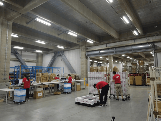 考拉海购日本仓工作人员正在打包运往中国的快递