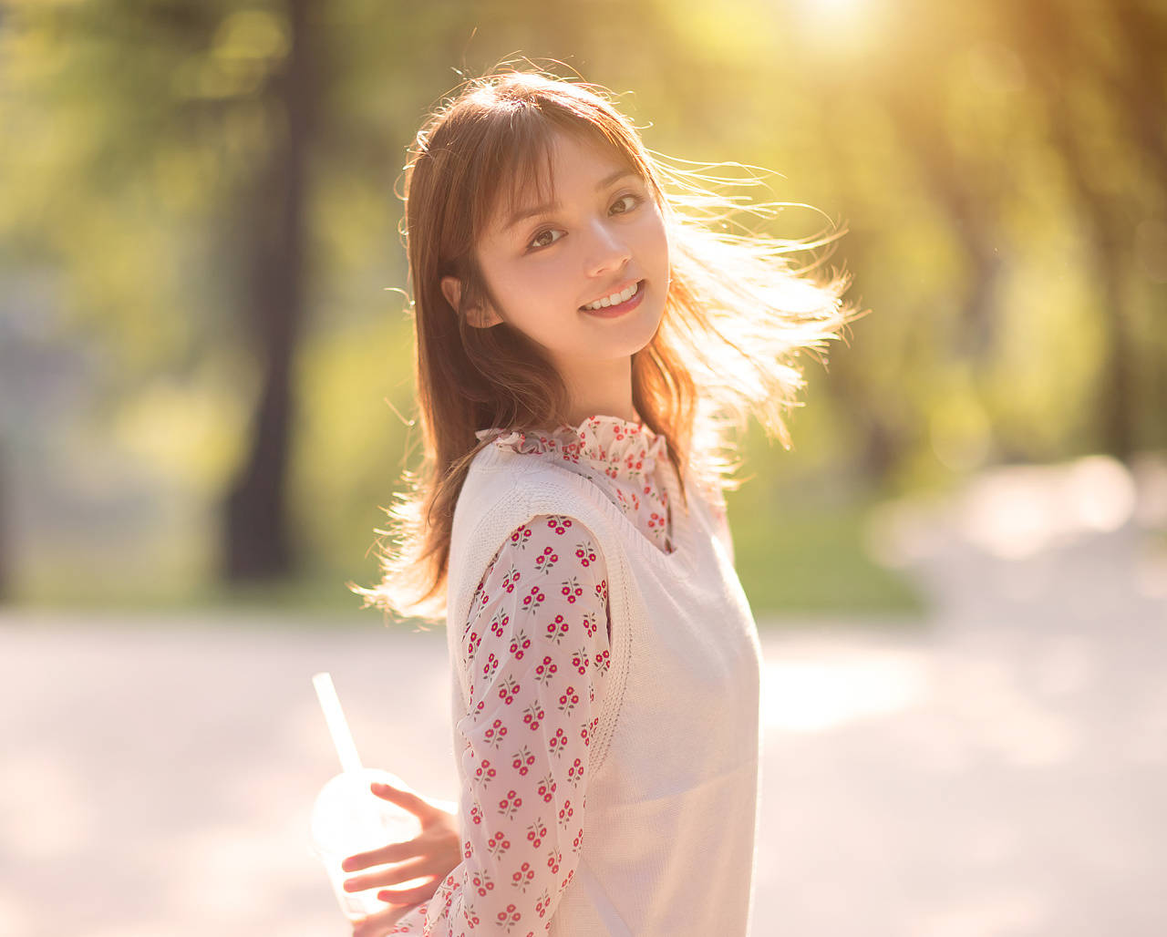 秋天女生拍照用这10个姿势一个比一个美