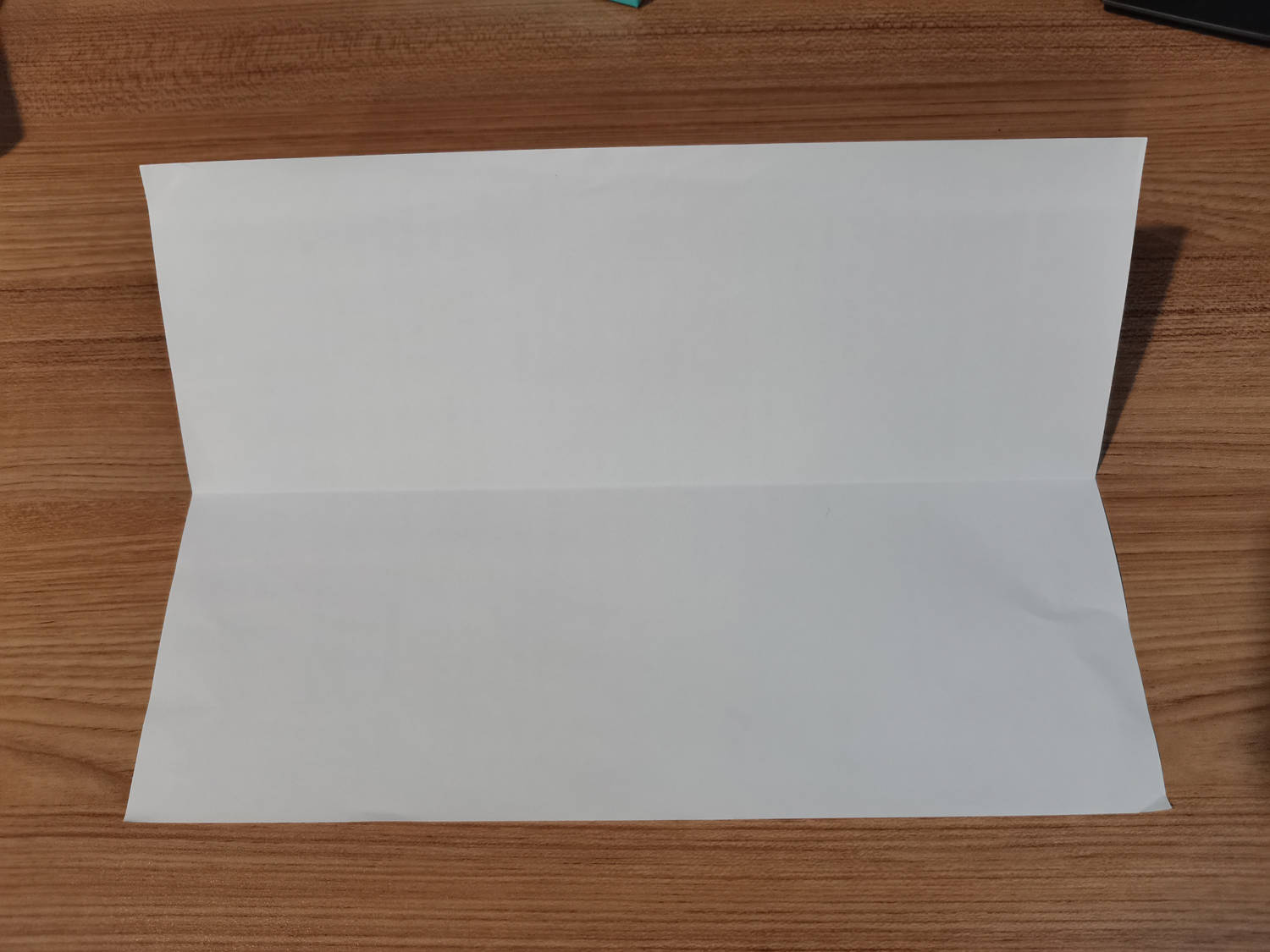 1, 找张a4纸,横向对折,半张纸再对折.怎么说呢?还是手机支架,省事!