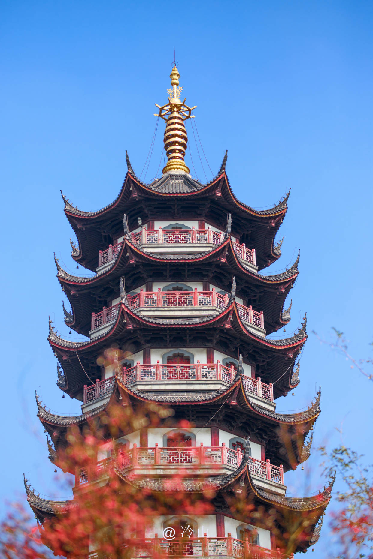 香山上有名刹叫香山寺,它是张家港市的标志性建筑,雄踞于老虎背之上