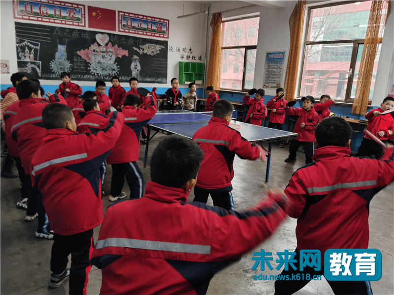 山西省兴县东关中学的学生在上兵乓球兴趣课.未来网记者 李盈盈摄