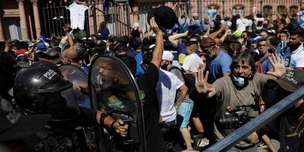 马拉多纳遗体告别仪式发生混乱,这场面有点熟悉