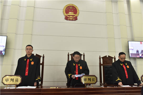 年期间,被告人鲁爱民邀集或指使被告人马建木等人多次在津市市新洲镇