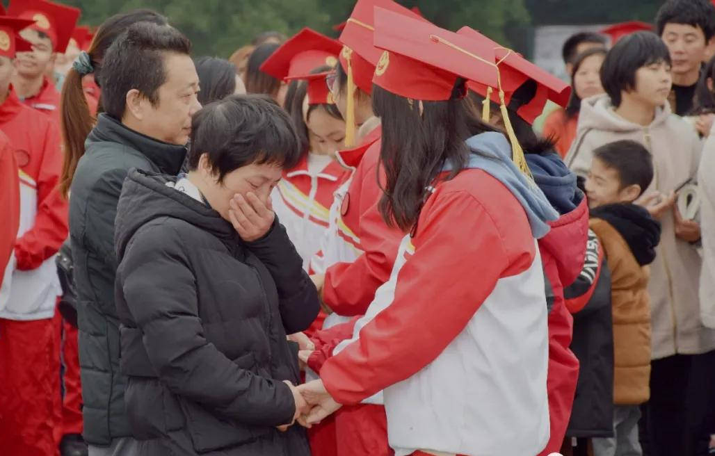 感恩家国担责任 心怀梦想向前行——铅山一中举办高三年级十八岁成人