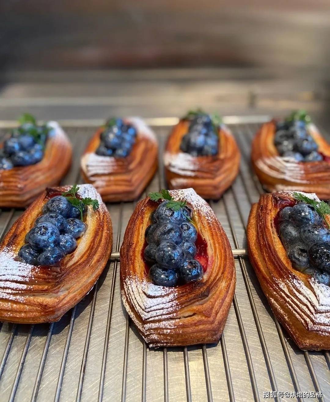 (巧克力可颂的成型图与成品图)