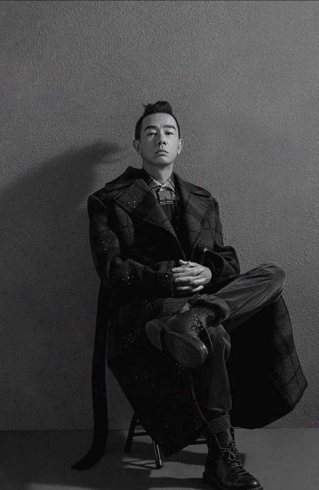 原创53岁陈小春魅力依旧,留起胡子沉稳帅气,舞台造型"搞怪张扬"