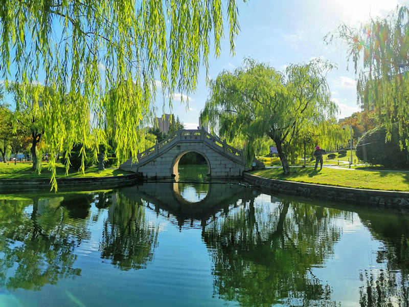 蓝天白云下的南通如东人民公园