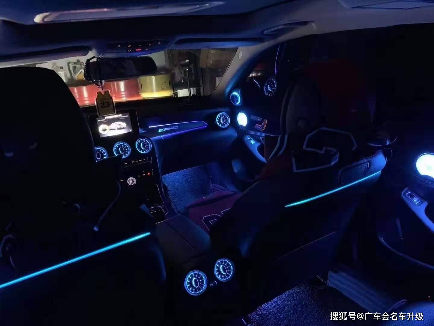 灯也能让整个内饰温馨起来,旋转高音,涡轮出风口,柏林发光喇叭罩,座椅