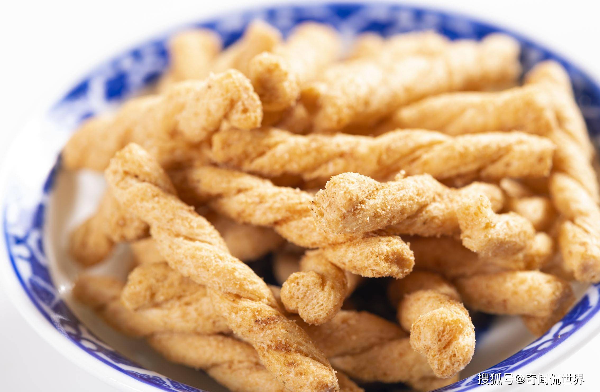 这种小吃是80后的怀旧零食,江湖流传的神奇食物,怎么折腾都好吃_手机