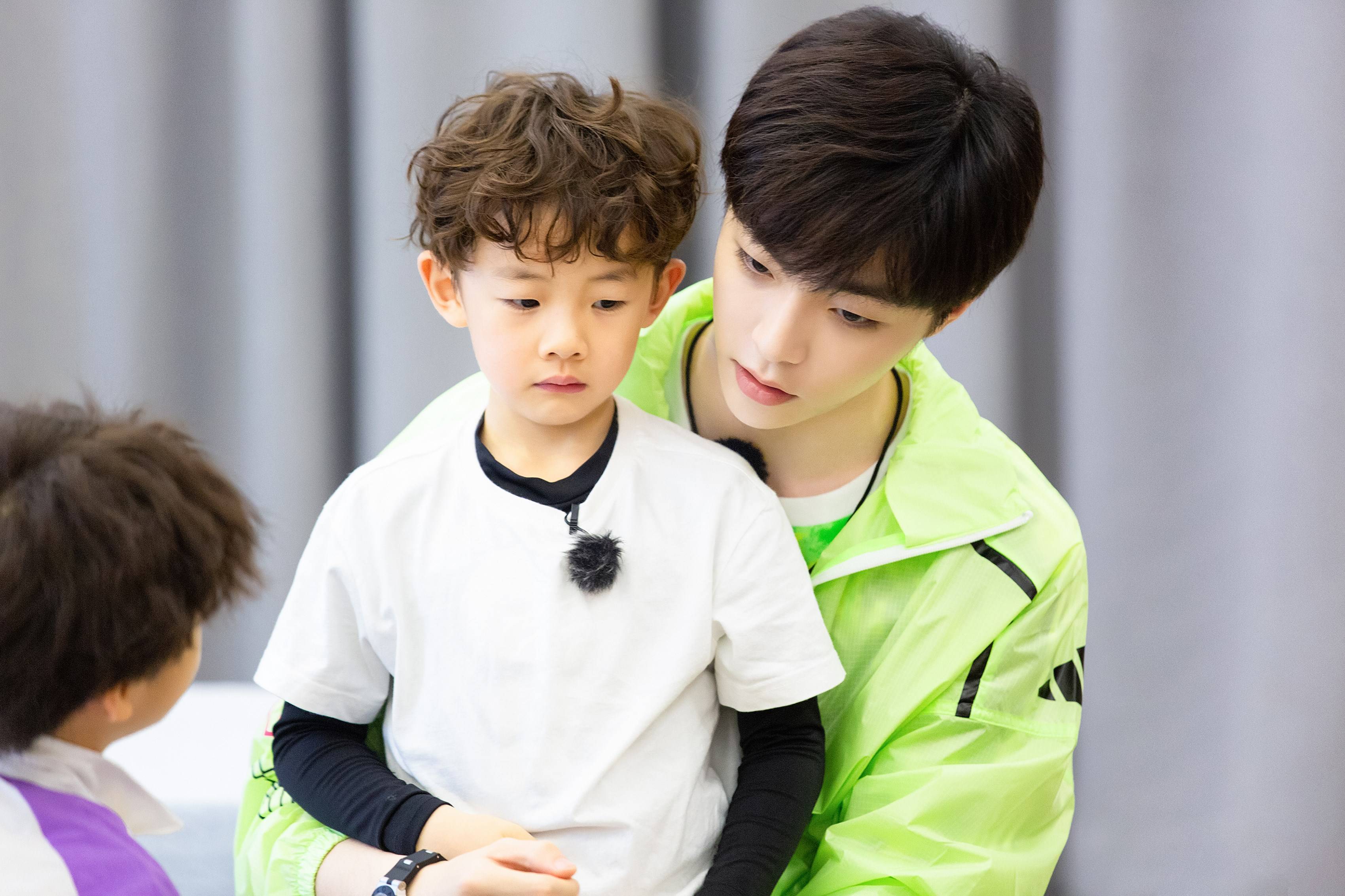 小巨人运动会陈立农涂鸦绿t超吸睛带伤射箭帅气满分