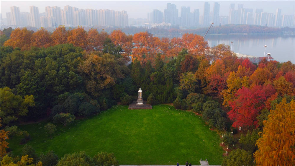 惠游湖北·航拍东湖听涛景区鲁迅广场初冬景色