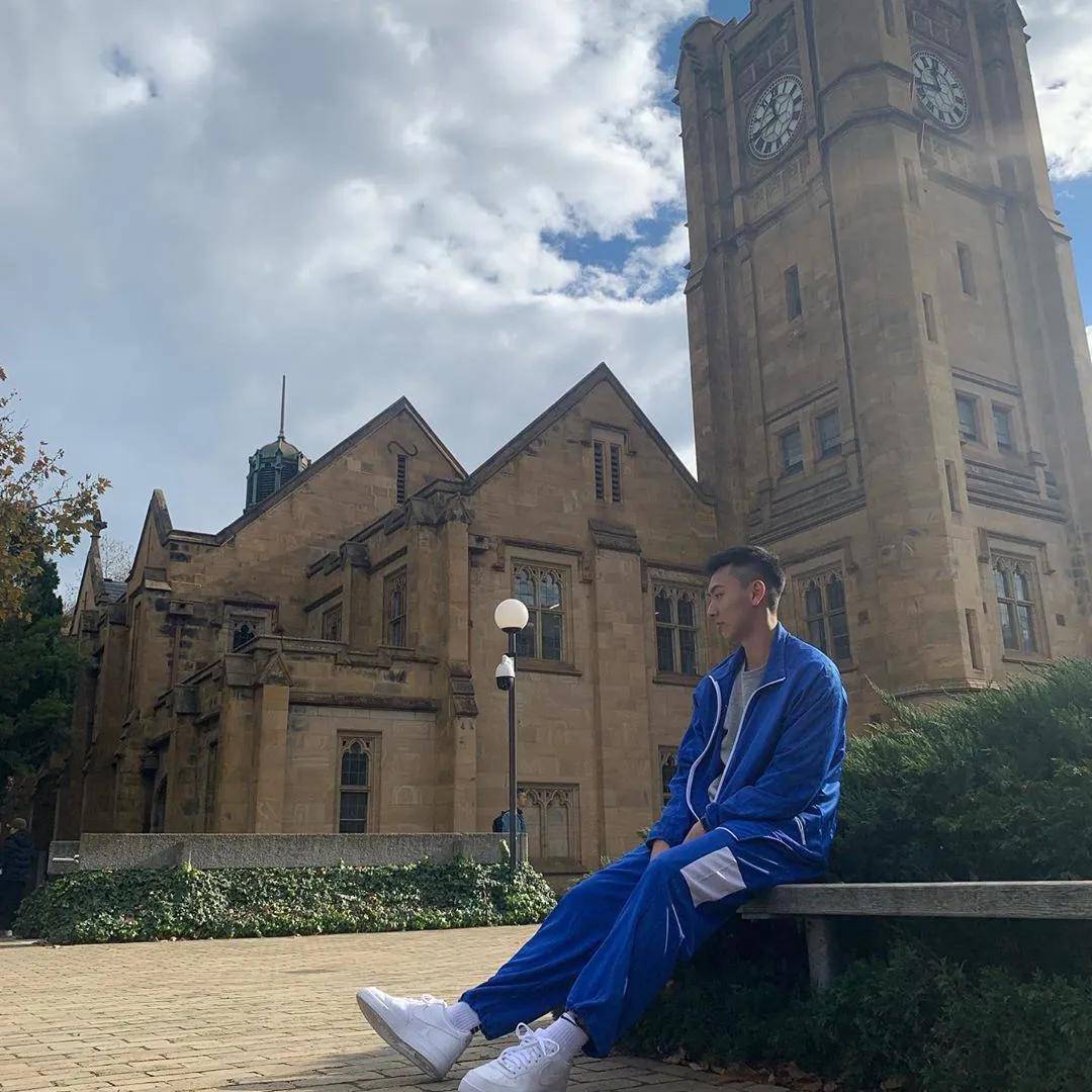 19岁体育生,6块腹肌宛如雕刻,大长腿腱子肉身材太撩人