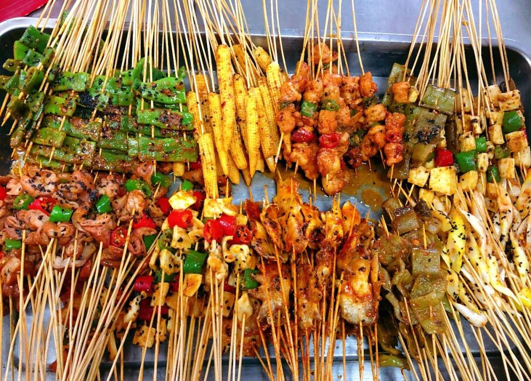 后来我听表姐说,幸运签的卤炸串串还是很受欢迎的