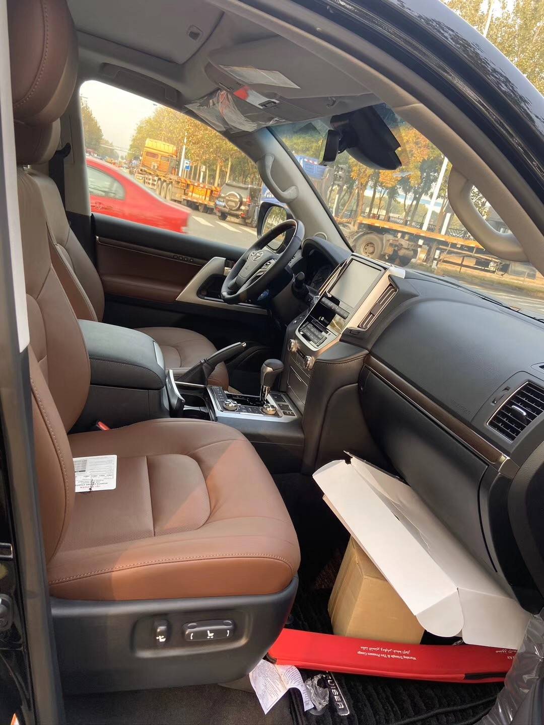 丰田酷路泽5700总体的内饰气势派头简朴清楚明了,并且还带有活动风韵