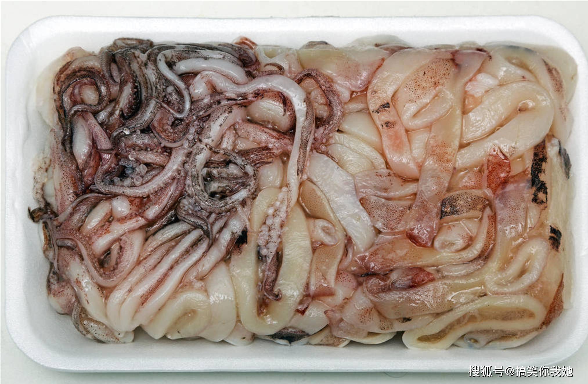 四,鱿鱼毛肚是比较高档的火锅食材,价格也较贵.